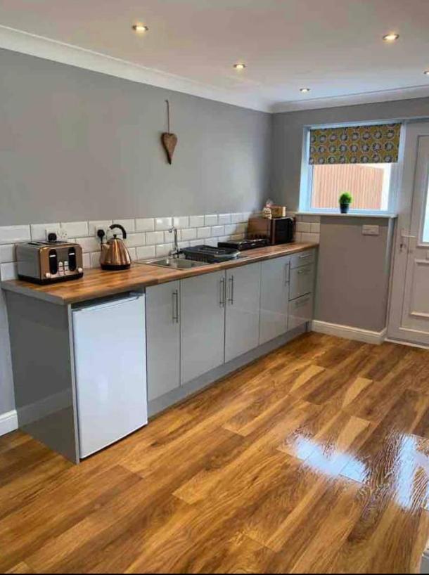St Peter'S Cwtch Annex, Pembrokeshire Apartman Johnston Kültér fotó